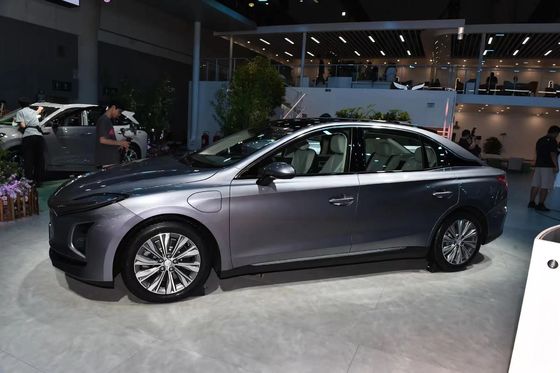 가솔린 또는 전기 연료 2024 Hongqi Eqm5 자동차 검은색 효율적인 좌석 환기